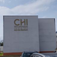 CHI de Mont de Marsan –Enseigne en tôle alu et lettrages découpés – fixation sur tiges soudés