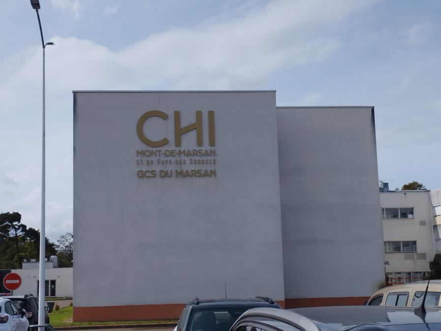 CHI de Mont de Marsan –Enseigne en tôle alu et lettrages découpés – fixation sur tiges soudés