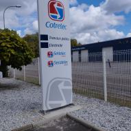 Cotrelec – Totem signalétique en aluminium deux faces – montée sur platines – 40 000 Mont de Marsan