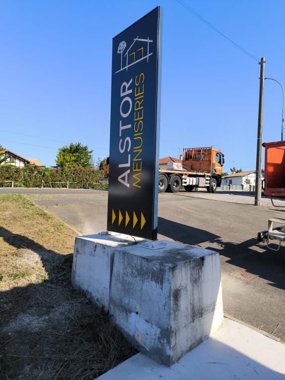 Alstor - Totem double face lumineux montée sur platines, lettrages et logo évidés dans la tôle, altuglass diffusant, éclairage intérieur par modules leds -40280 Saint Pierre du Mont