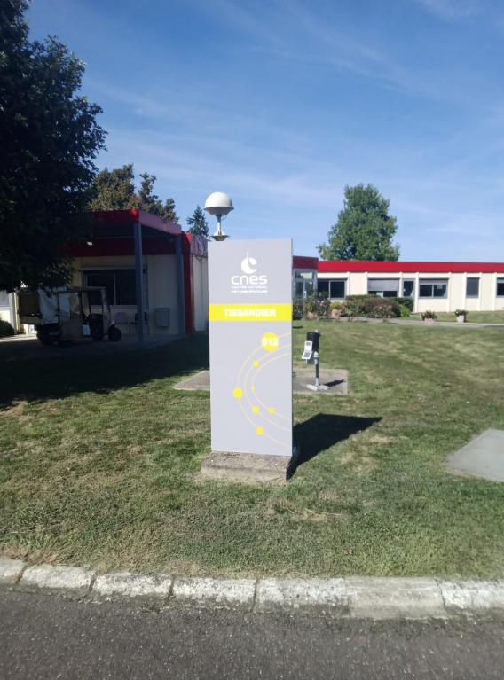 CNES – rénovation de 8 totems existants – nettoyage peinture - nouveau vinyle et visuel – 40 800 Aire sur l’Adour