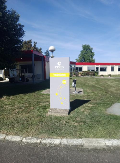 CNES – rénovation de 8 totems existants – nettoyage peinture - nouveau vinyle et visuel – 40 800 Aire sur l’Adour