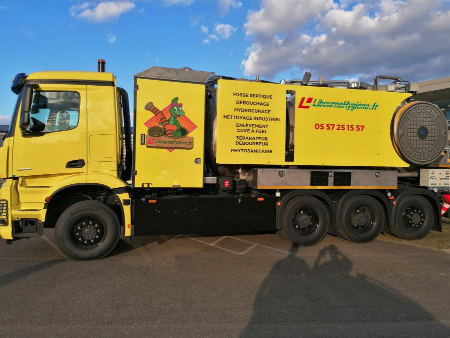 Remorques Gourdon – décoration hydrocureur Libourne hygiène par pose de vinyles découpés et logo en impression numérique – 40 800 Aire sur L’adour