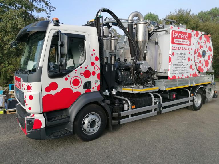 Remorque Gourdon – décoration d’un hydrocureur par pose de vinyles imprimés – 40 800 Aire sur l’Adour