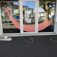 Agad 40 – Pose de lettrages adhésifs et logo sur vitrine – 40 000 MONT DE MARSAN