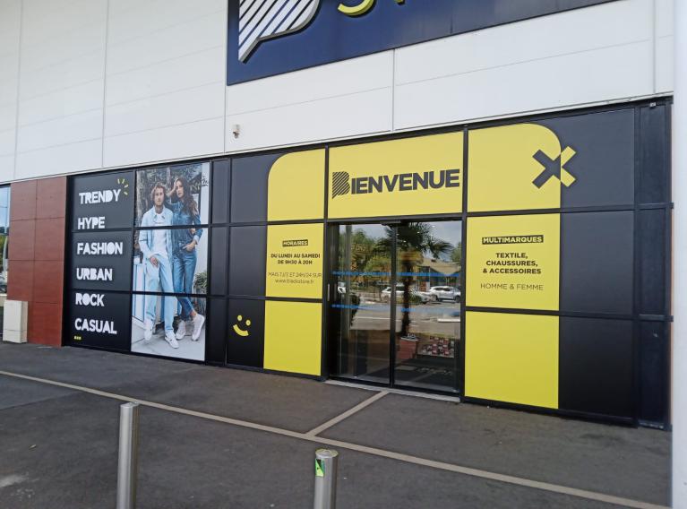 Blackstore 40 – pose de vinyles adhésifs avec impression numérique sur vitrine – Grand Mail 40 100 Dax