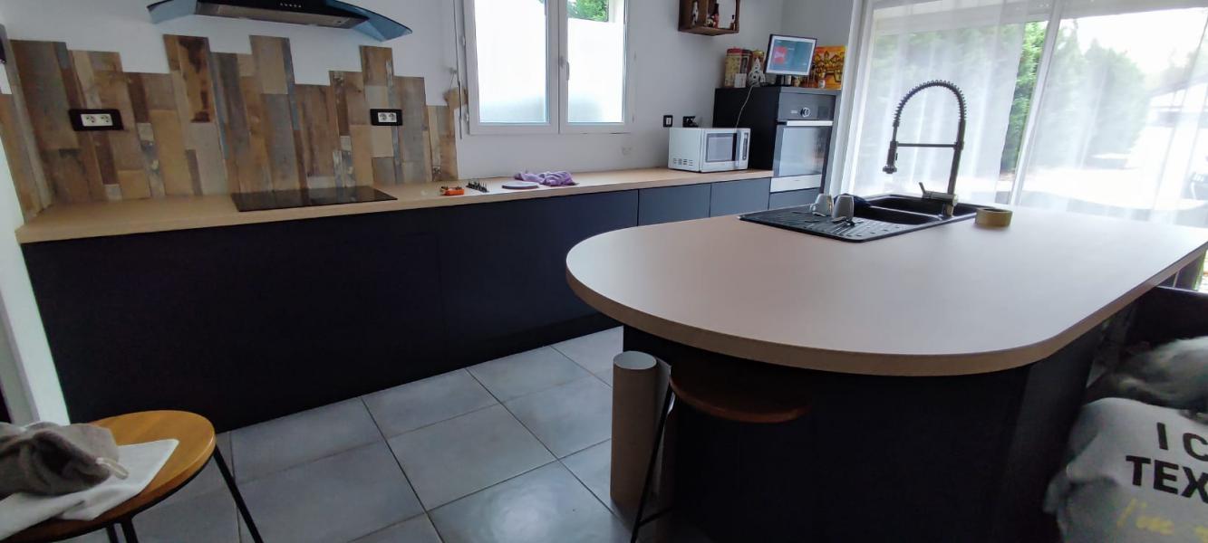 Fourniture et pose de vinyle coulé texturé effet bois sur plan de travail, ilot et portes noires effet bois – 40 000 Mont de Marsan