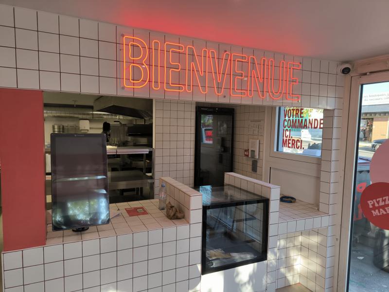 Décoration intérieure par pose de vinyles imprimés sur le plafond, réalisation de néon, fabrication du mobilier sur mesure – Pizza Maria 40 100 Saint Paul les Dax