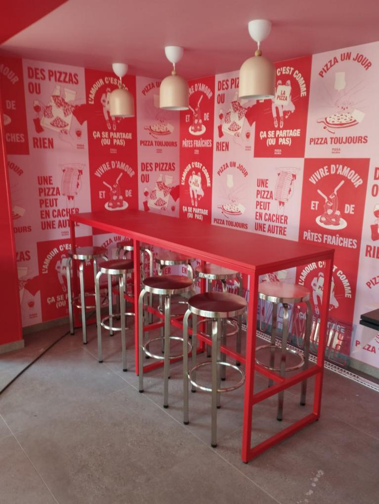 Décoration intérieure par pose de vinyles imprimés sur le plafond, réalisation de néon, fabrication du mobilier sur mesure – Pizza Maria 40 100 Saint Paul les Dax